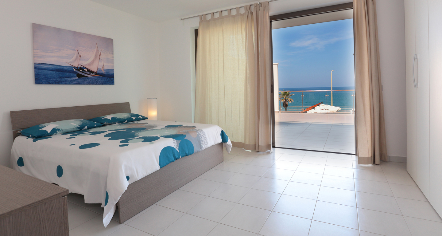 Camera da letto con terrazza sul mare