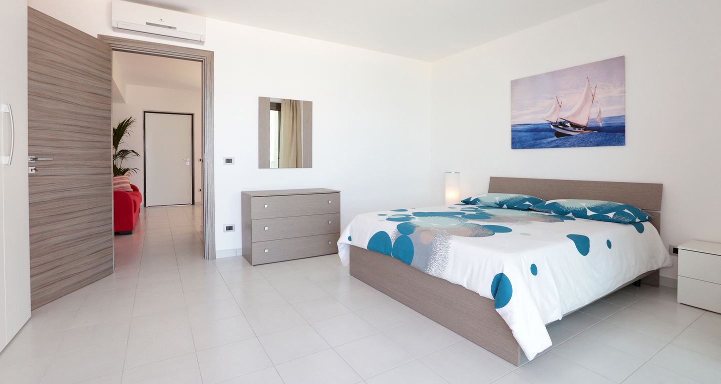 Camera da letto con terrazza sul mare