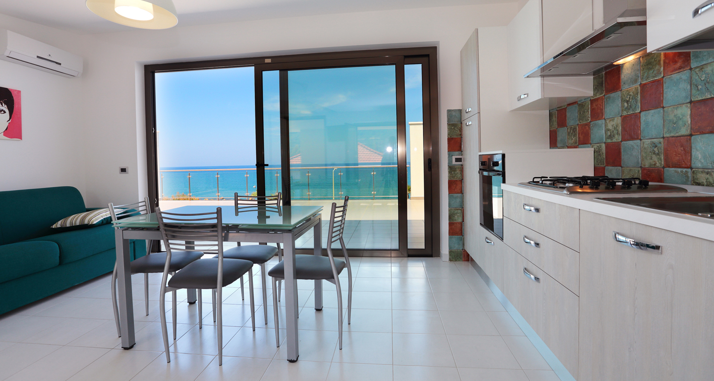 Cucina soggiorno con vista mare