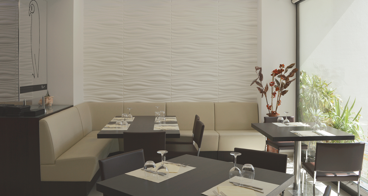 immagine in dettaglio del locale con tavoli ad angolo e mise en place